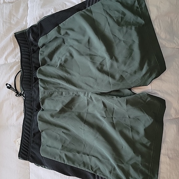 Men's active shorts - Picture 2 of 3